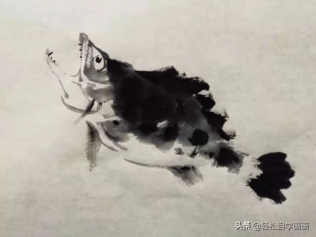 第九步:毛笔再蘸焦墨,在鱼的身体淡墨中点厾焦墨色块,这种在原有墨色