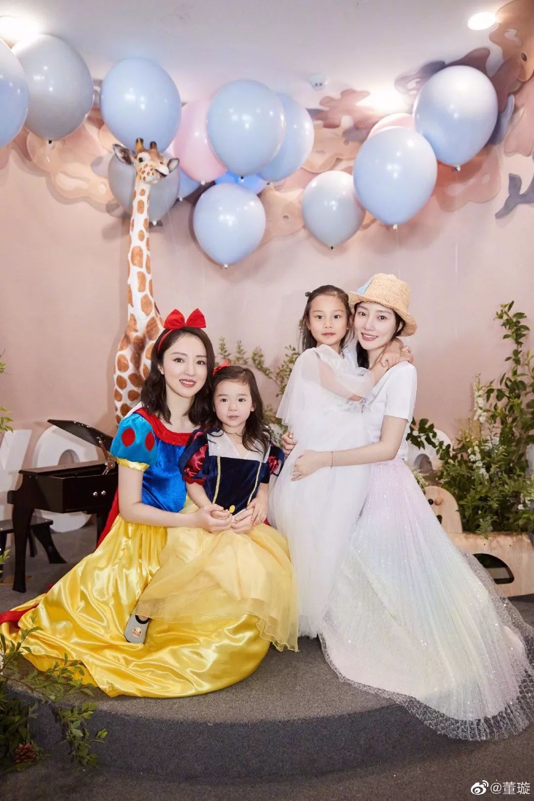 原創
            董璇為三歲女兒開誕辰派對，李小璐沙溢捧場，不見高雲翔賈乃亮 娛樂 第3張