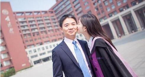 奶茶妹妹的妈妈,仅比刘强东大几岁而已,在一起