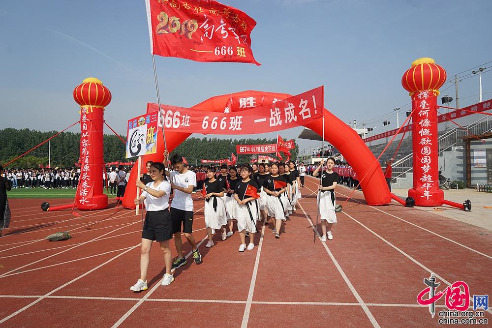河南一中学师生霸气横幅穿越"凯旋门"为高考加油