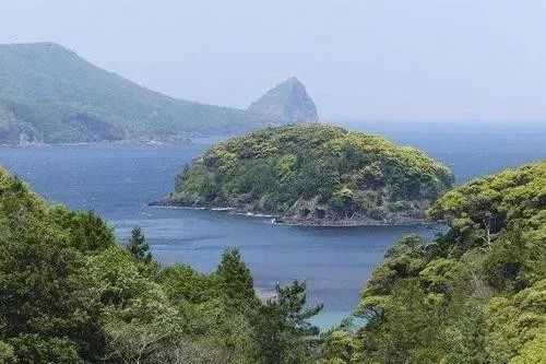 日本唯一一座洒葬骨灰的无人岛,宛如漂浮海上的墓园