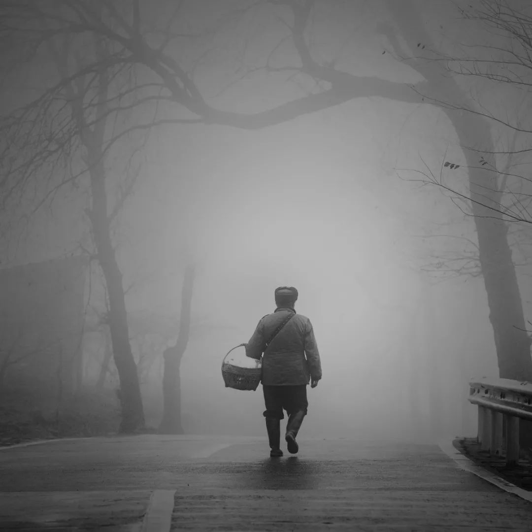 锋帽是他的装备；佝偻着身子独自前行的老人，一根拐杖带着她蹒跚步履。