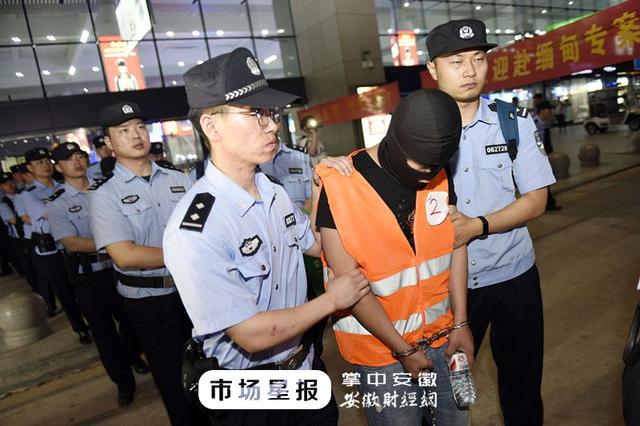 合肥警方跨国出击 19名"高富帅"今晚被押回_诈骗
