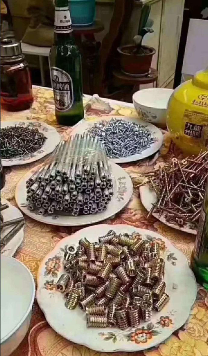 搞笑趣图:好好的一棵白菜就这么被猪拱了,看这节奏不止拱一棵啊