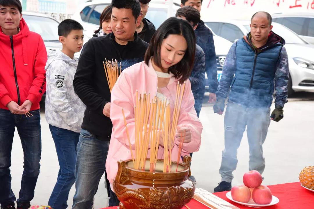 新人演员宋羽轩出席罗马尼亚油画展中国巡展受关注网友直呼超甜