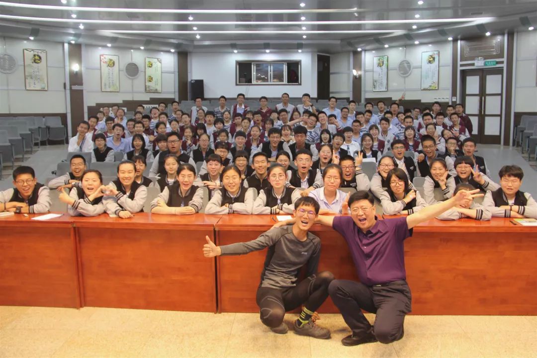 台湾魔术师行者刘又诚到开滦一中演讲
