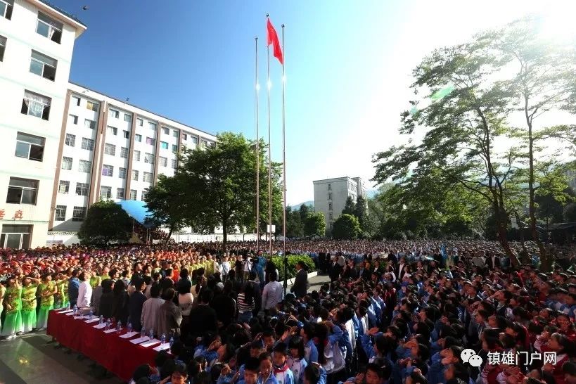 6月3日,镇雄县长风中学"毕业季,长风情"文艺汇演在美丽的校园里正式