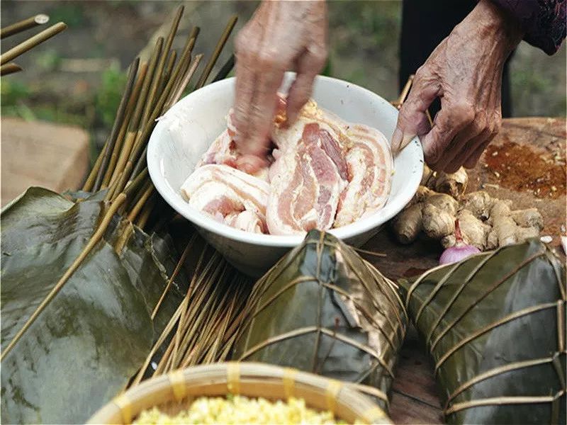 广西当地过年时会吃另外一种特色的"大粽",一个可以重达2斤,里面就包