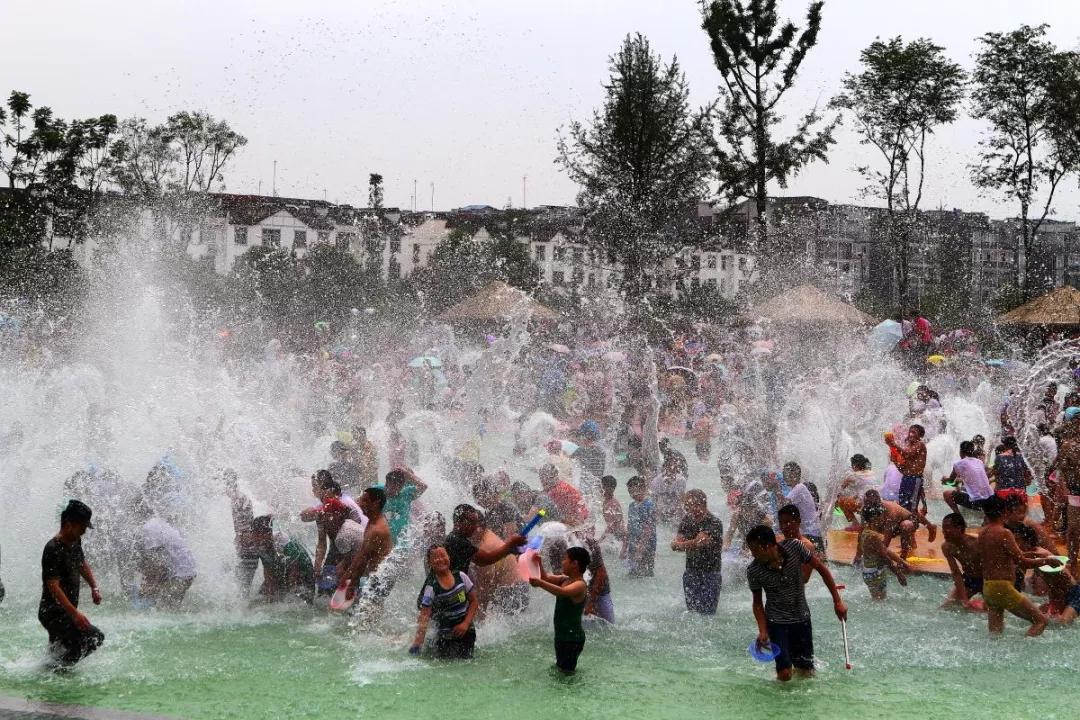 来三道堰耍水,尽享夏日狂欢的酷爽.