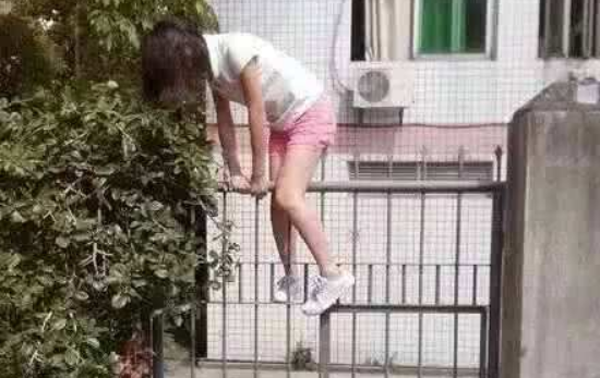 [20200206搞笑gif]：妹子翻墙要小心了，上面那可是尖头的-BB姬