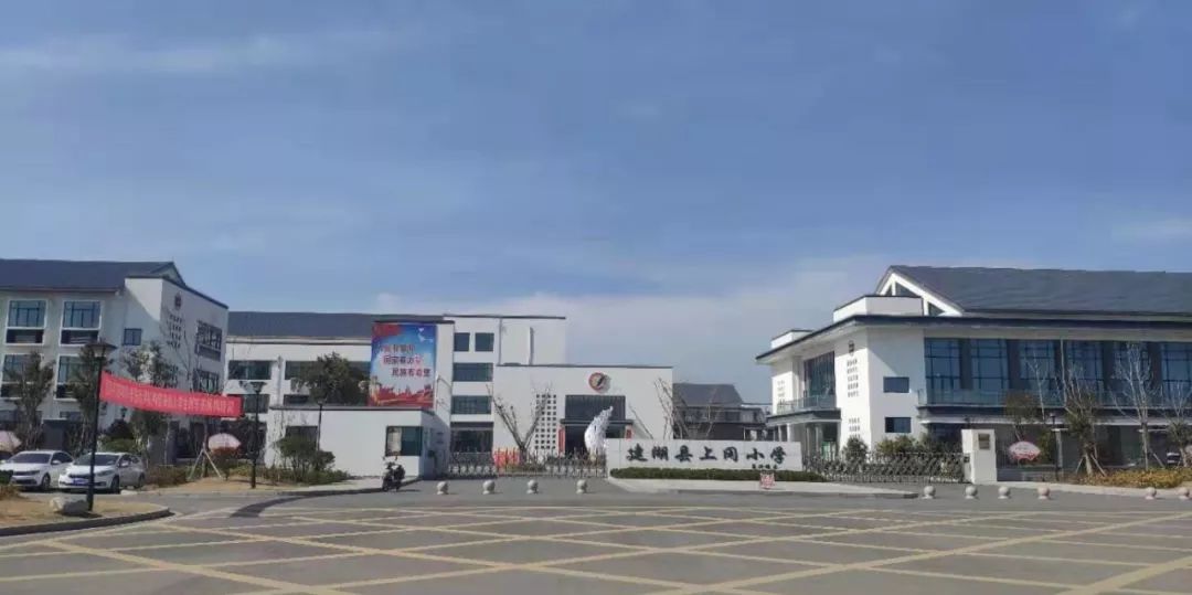 文化从墙面延伸到地面,日前,建湖县上冈小学复兴校区绘画社团的学生