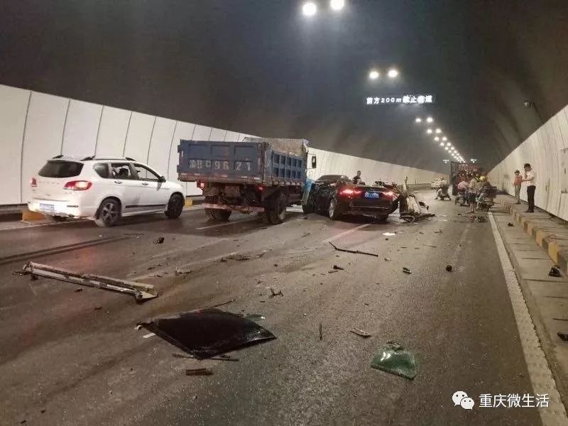 一豪车在重庆双碑隧道被撞成"变形金刚 好吓人!