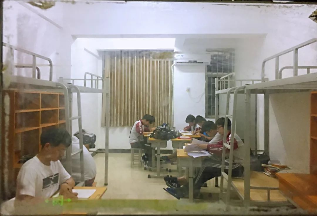 致敬高考守护者