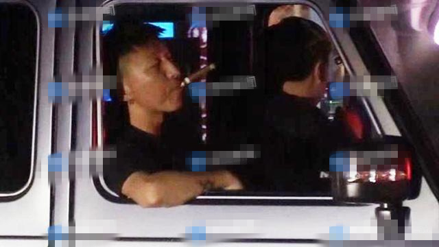 陈羽凡吸毒事件后又露面坐豪车内猛抽雪茄表情相当享受