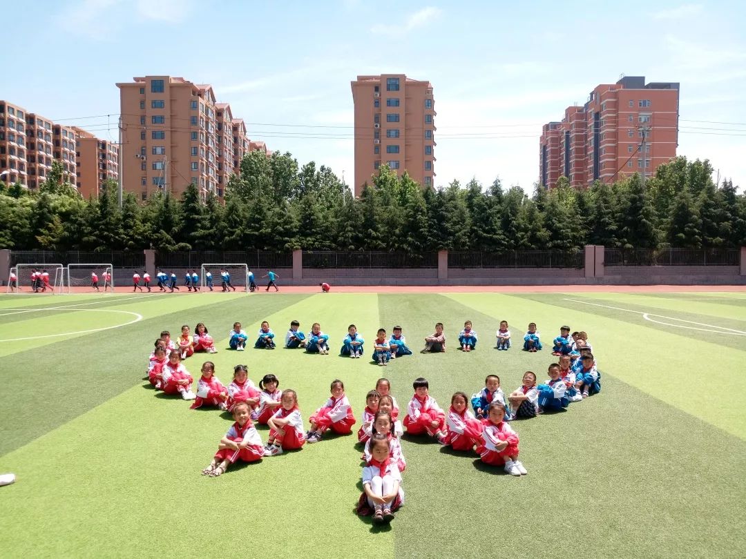 莱州市文泉学校举行了"我与祖国共成长,争做小小追梦人"2018级新生