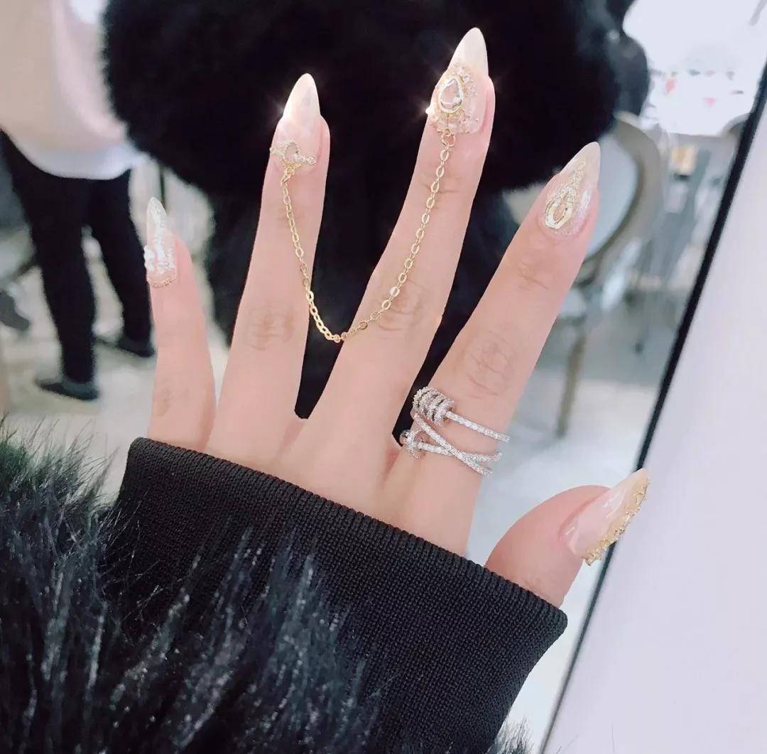 奢华风长链条美甲,妥妥的 "伸手有钱系列"!