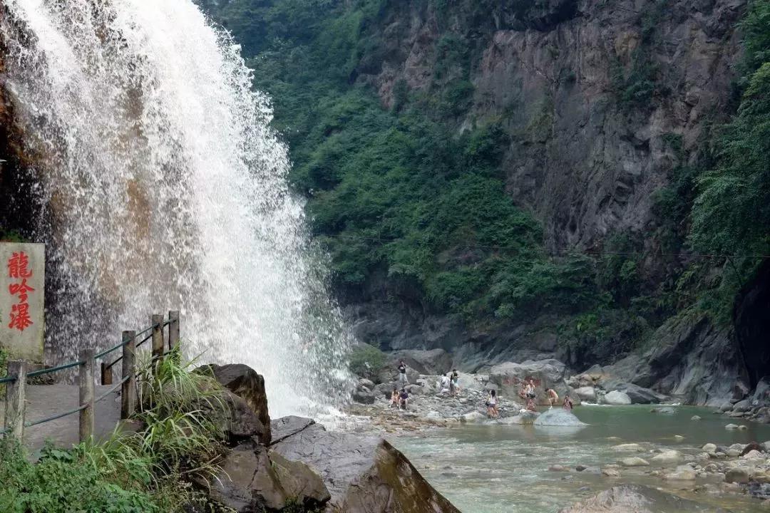 回龙沟是水的世界,景美人不多,夏天的气温至少要比市区低七八度,喷涌