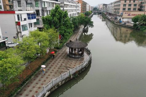 政府考虑到周边停车难的问题,现规划成停车场;苍南县第三人民医院左侧