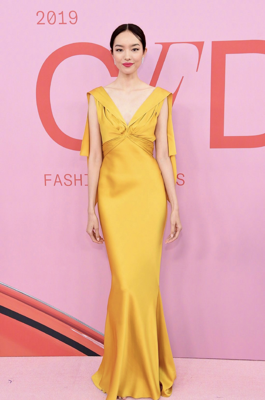 最低调超模孙菲菲美得高调，黄色裙高贵优雅，不愧是“国模标杆”