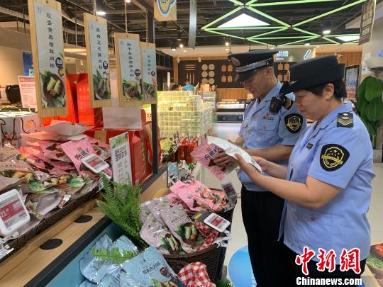 执法人员进行粽子检查 北京市东城区市场监督管理局供图 摄