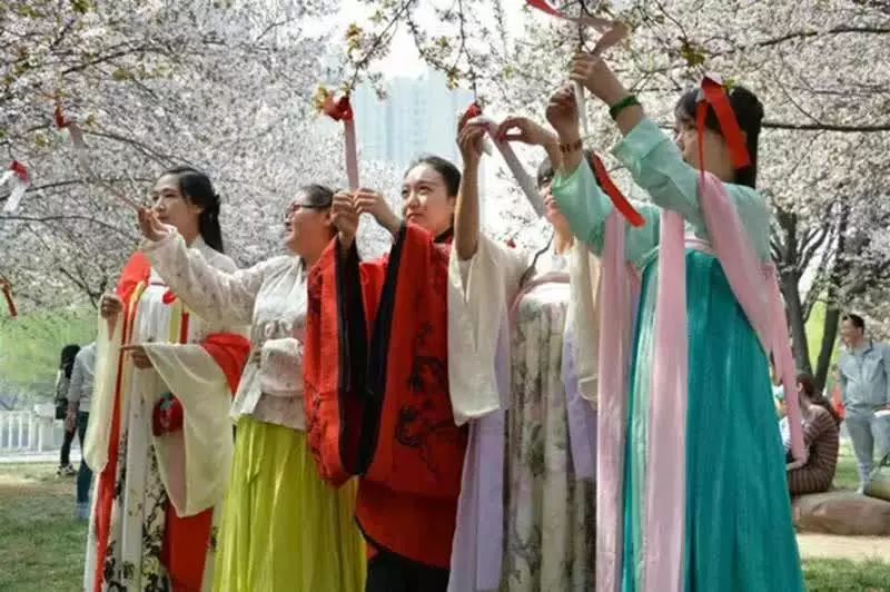 芒种这天,祭饯花神,恭送花神归位,对闺中女子来说颇具仪式感.