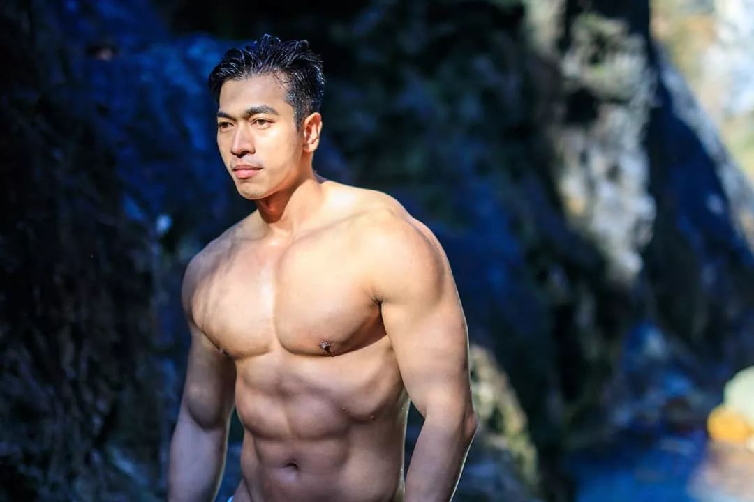 深山老林一大波肌肉男,他们在干嘛?最后一位还挺帅!