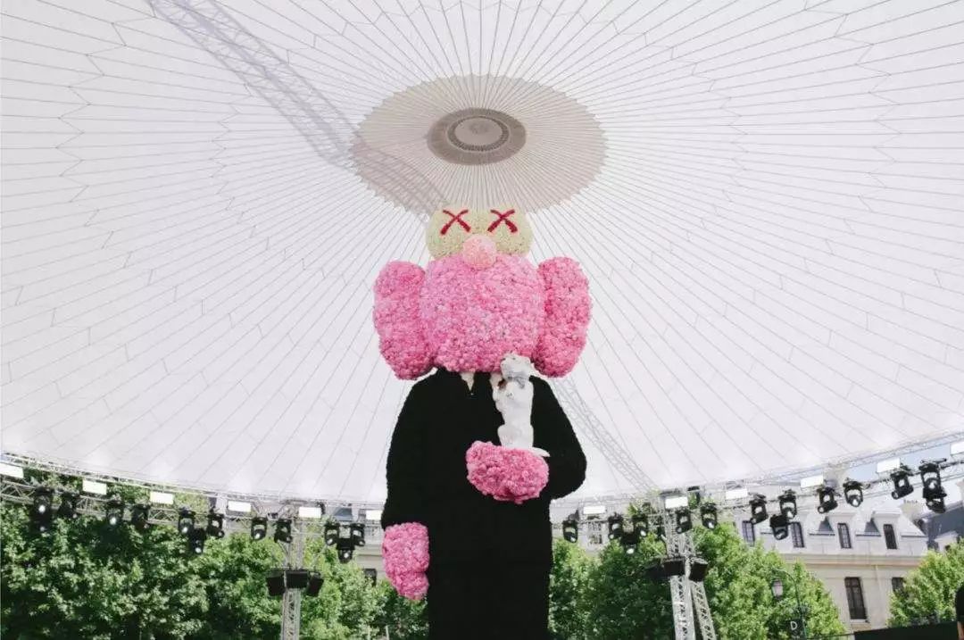 格斗式疯抢惊现优衣库!99元联名T恤为什么火