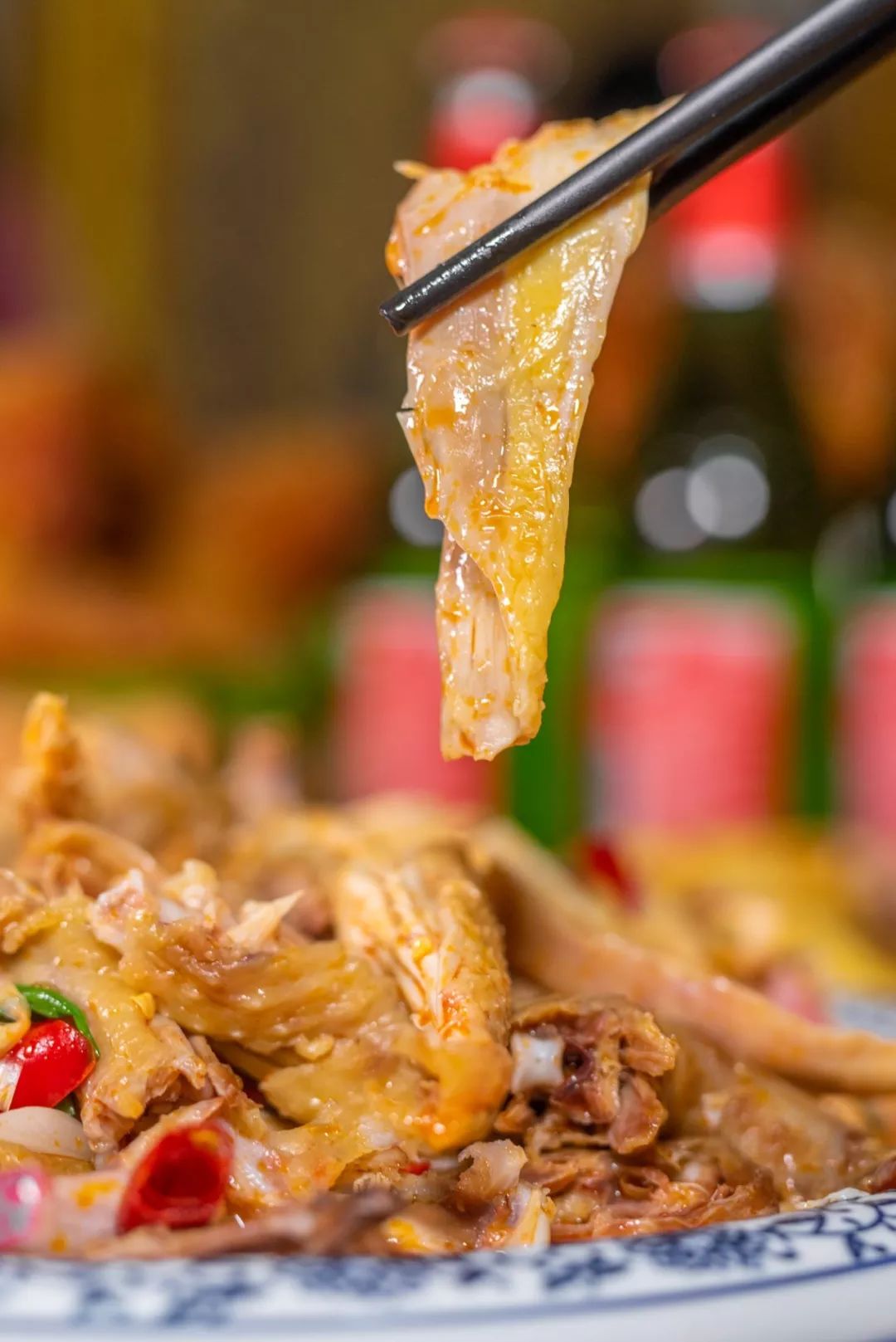 皮脆脆的,先吃皮再来块肉,越嚼椒麻的香味越重,麻辣的酥爽感也越强。