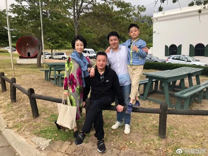 原创62岁阎维文7岁外孙曝光罕见同台不怯场妻子气质出众身材好