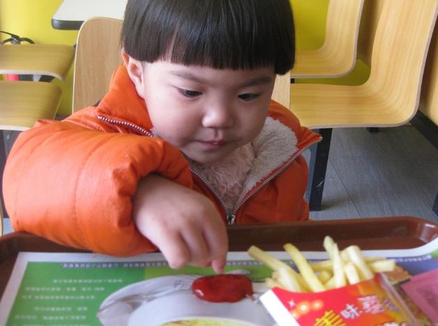                     三年没长个！8岁男童预测身高1米6，医生劝告：3种食物别喂了