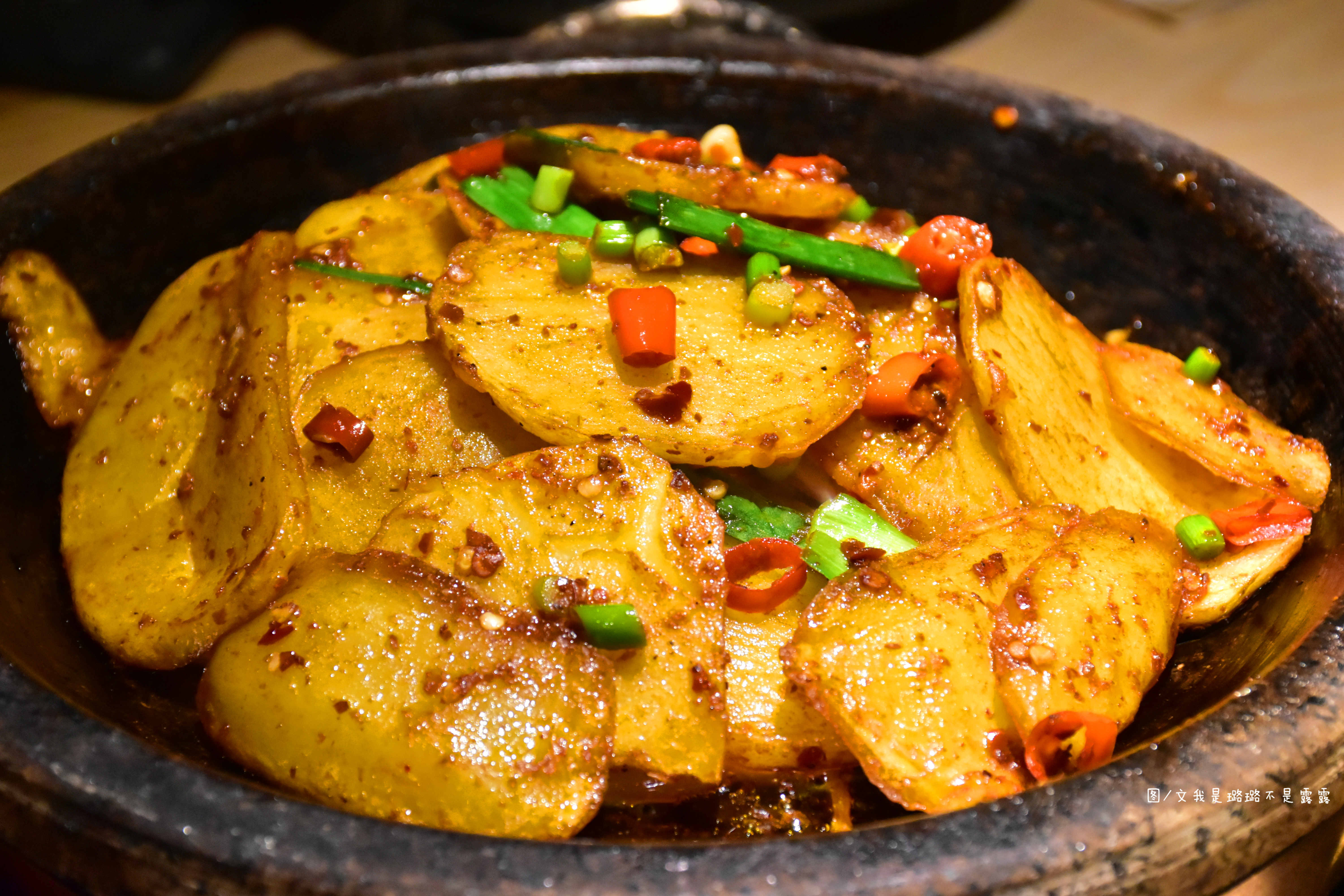 【石锅土豆片】厚切的土豆片,在热油和石锅的作用下,散发出淀粉类食品