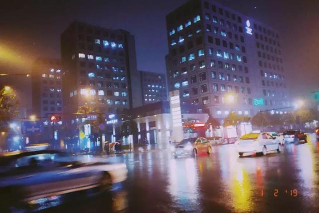 不用洗胶卷，就能拍出30年前的胶卷风老照片