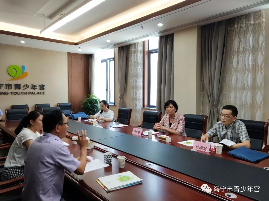 海宁市政协主席周红霞视察市青少年宫