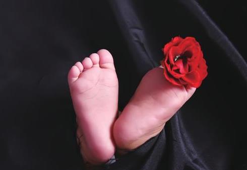                     原创            宝宝总是喜欢光着小脚丫跑来跑去，究竟是不是一个好习惯？
