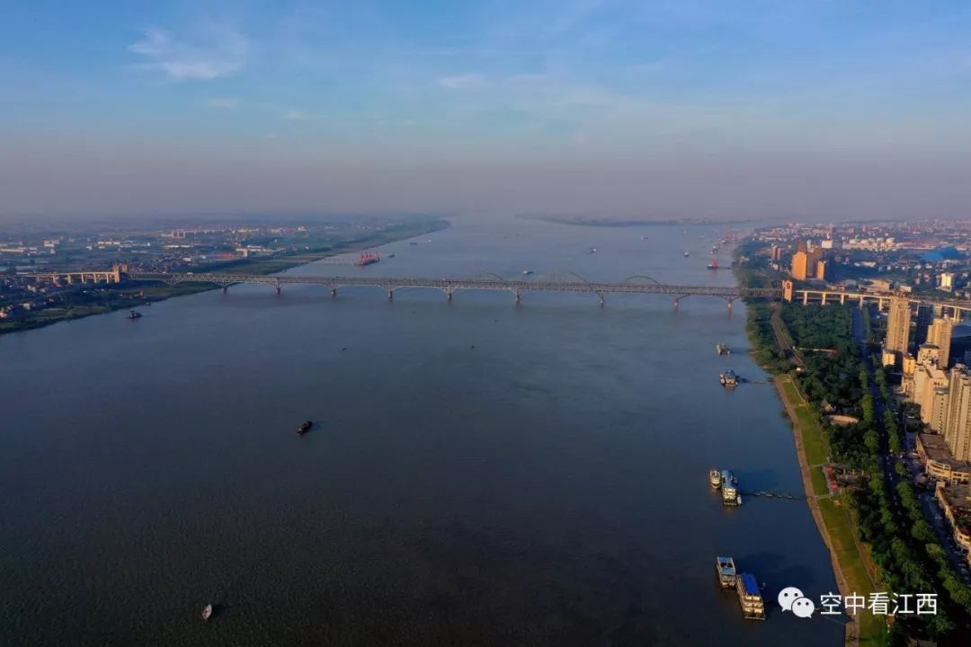 九江位于八百里鄱阳湖,五千里京九,万里长江交汇处,在全国经济格局中