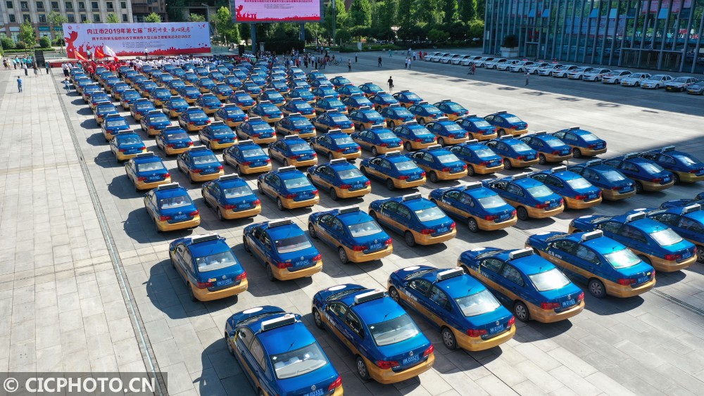 2019年6月5日,四川内江国际会展中心,志愿者在为出租车系上爱心送考