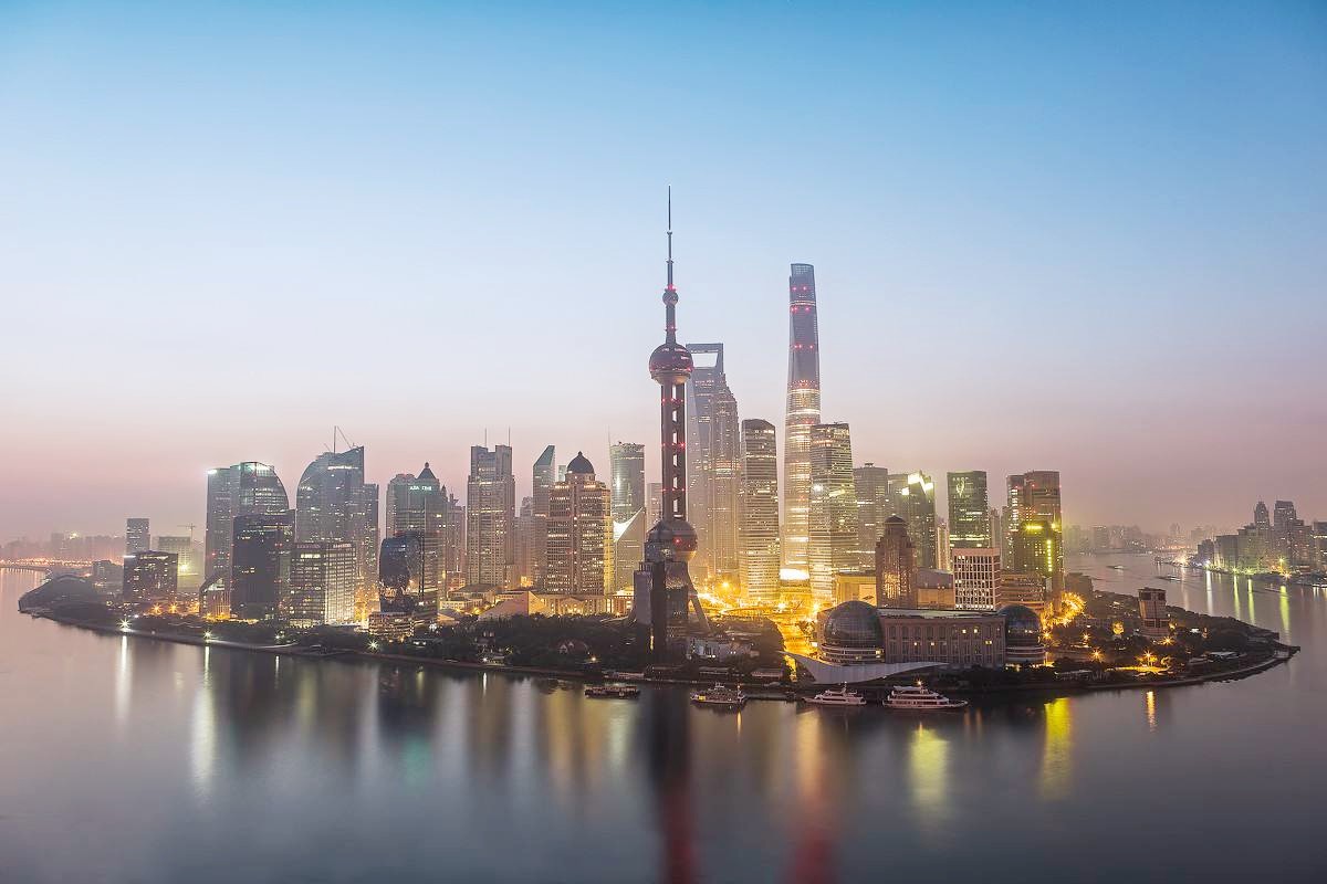 上海浦东的第一座高楼，如今它依然昂然挺立
