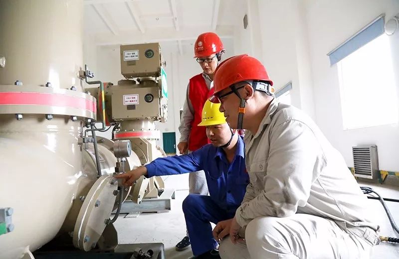 (谭莉)6月3日,湖南株洲醴陵供电公司变电运维班员工方香林,晏小霞等在