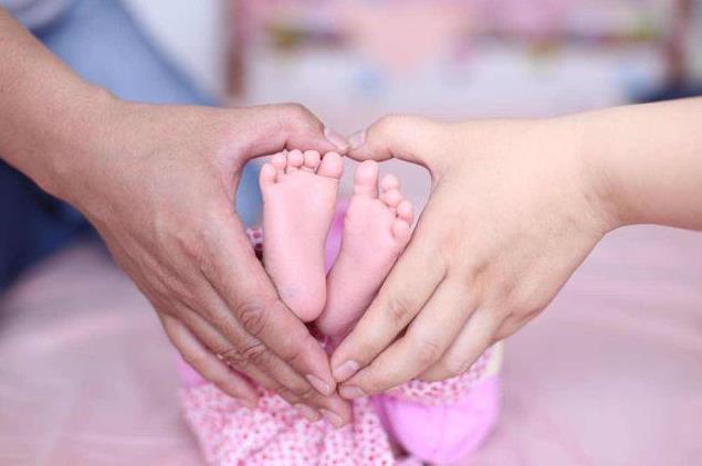                     原创            宝宝总是喜欢光着小脚丫跑来跑去，究竟是不是一个好习惯？