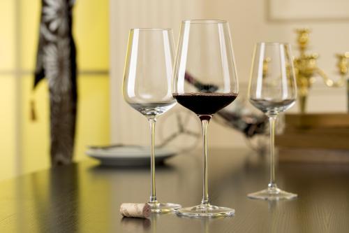 怎么拿红酒杯 8e1341743b5d4668b987624c9d798f60.jpeg