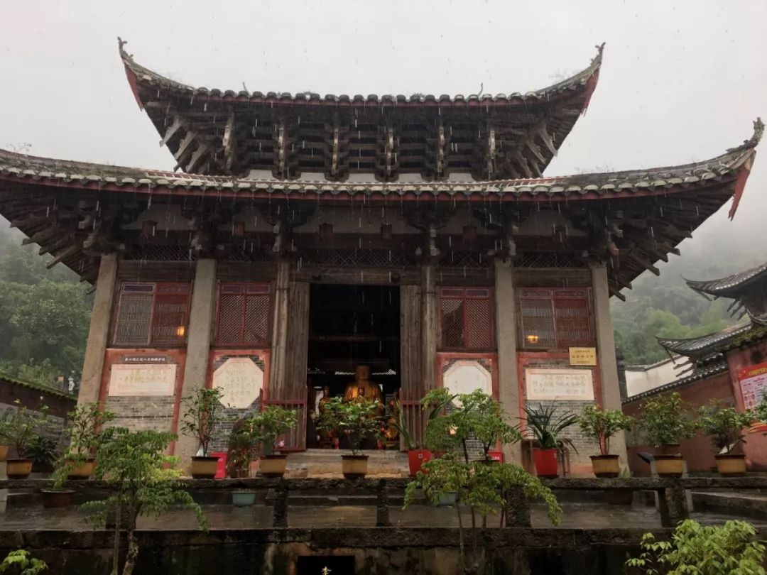 位于溪柄镇楼下村西北的狮峰寺始建于唐景福元年(892年,明武宗曾御题