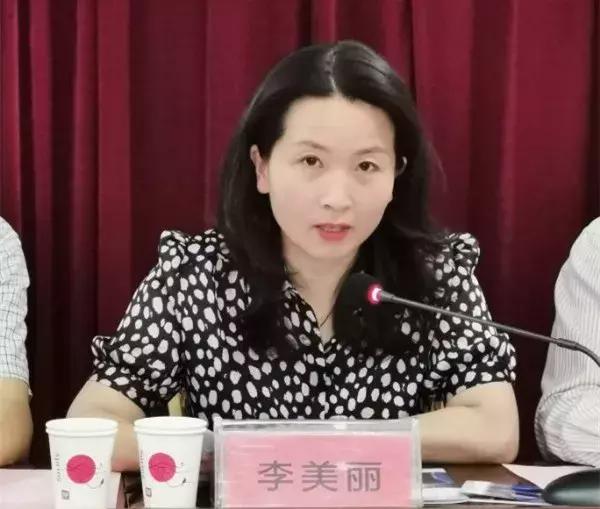 府谷县卫健局副局长李美丽讲话 随后,河南省直第三人民医院副院长袁