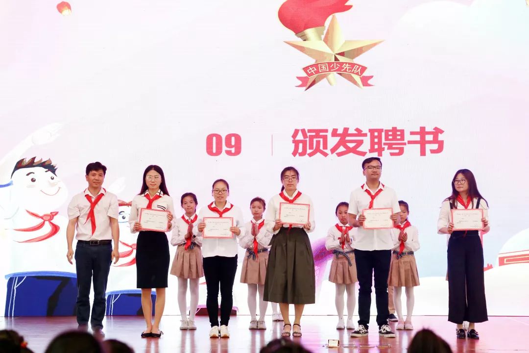 在新颁发的少先队员证中,大队部也特意在内页中放入了习爷爷对孩子们