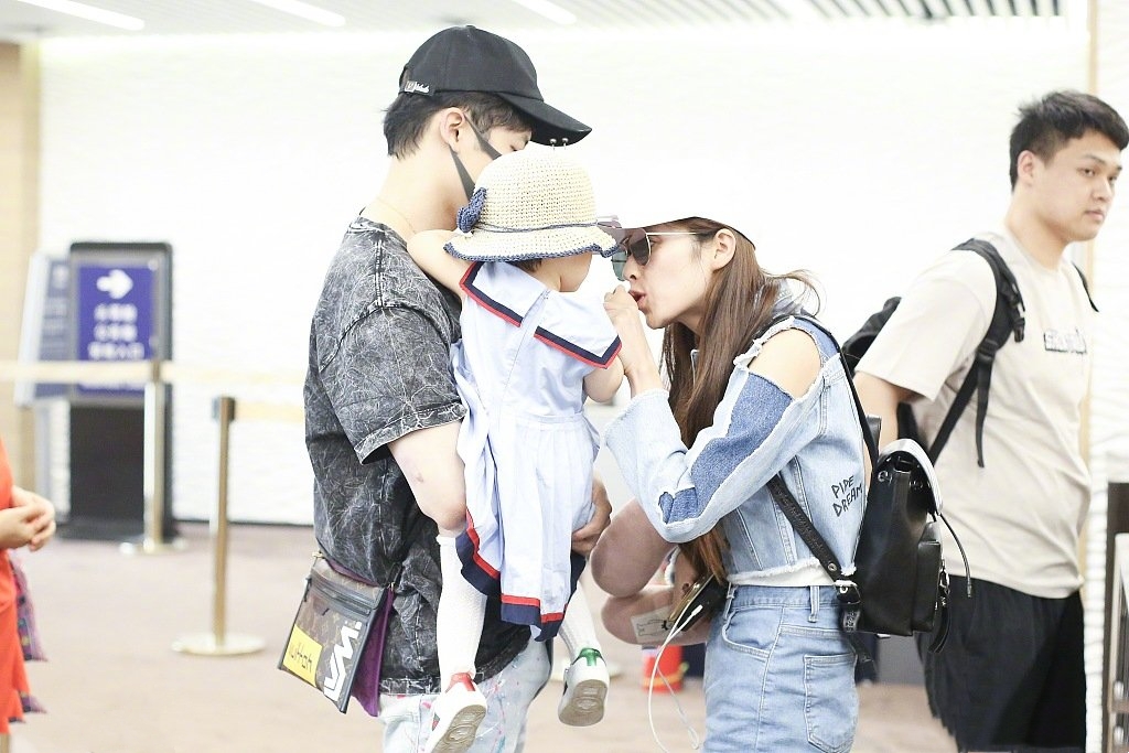 颖儿付辛博带女儿走机场,穿短裤腿细的不真实