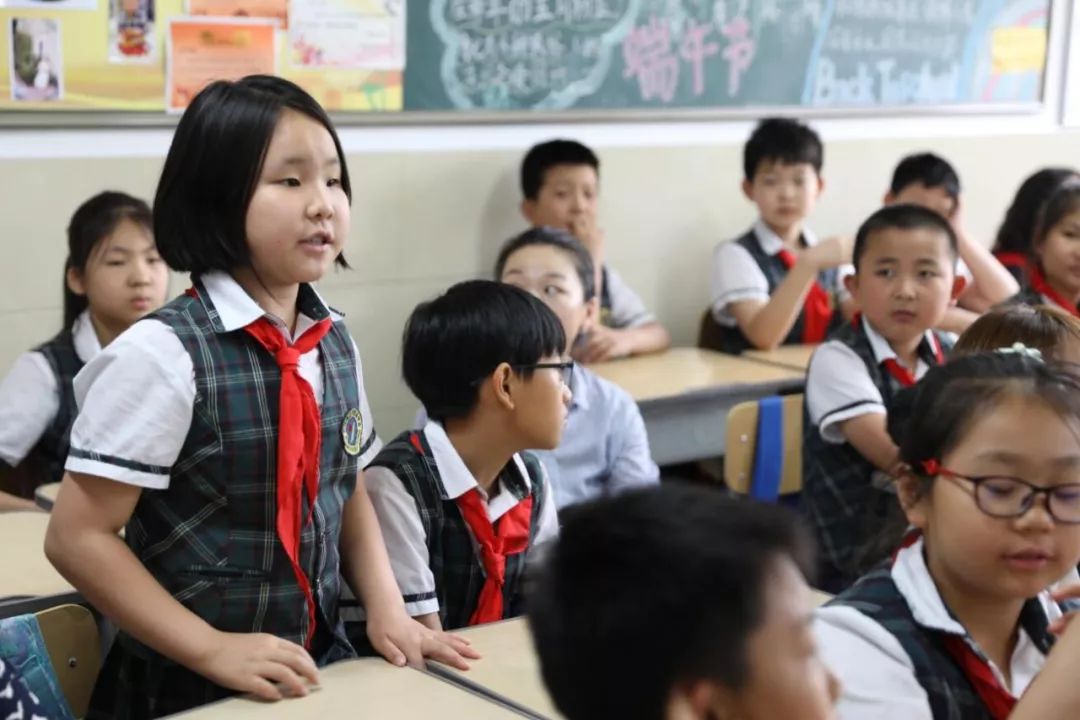 小学生对近视眼相关问题向专家提问健康讲堂6月4日,在爱眼日前夕,天津