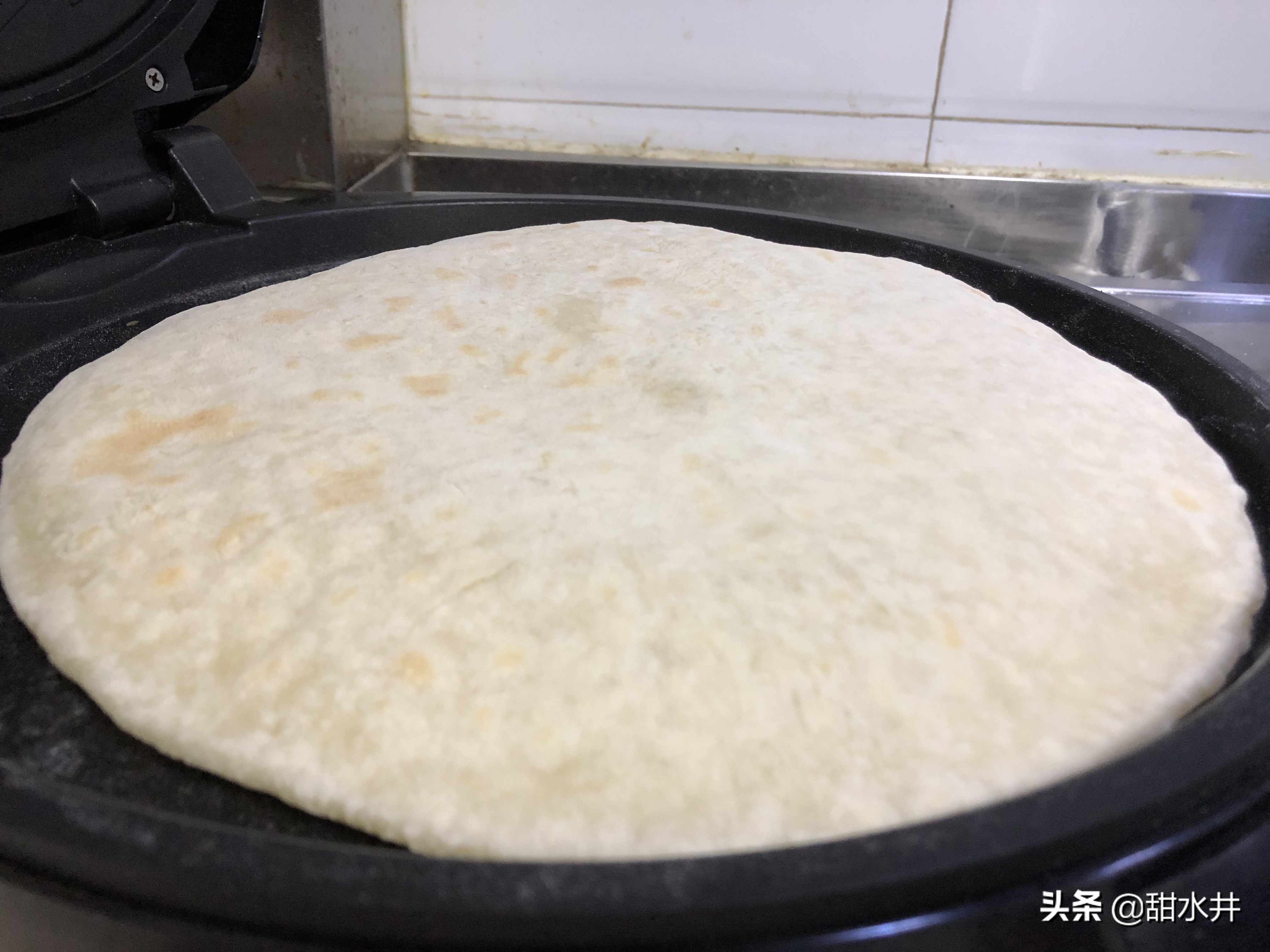 制作发面大饼的方法延续了四代 秘密武器就是用心和水面的比例