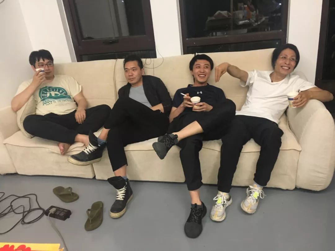 艺术家郭熙及友人,艺术家朱昶全和艺术家李明在郭熙工作室.