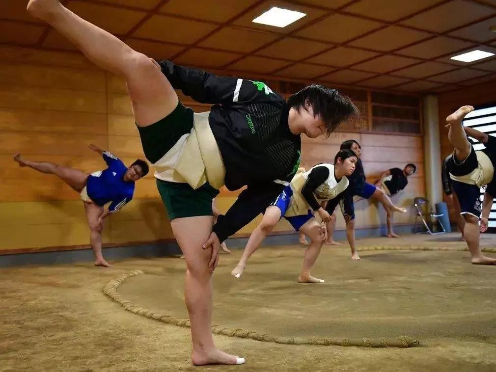 在日本,传统的相扑是纯粹男人的运动,是禁止女人参与的,甚至女人站上