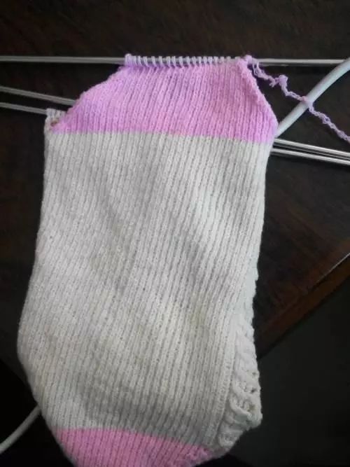 袜尖完成后的样子把袜子从织口处翻过来,上下对齐,合并.