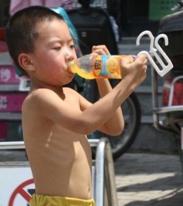                     这4种饮料已被列为“黑名单”，很多家长还在给娃喝，千万别大意
